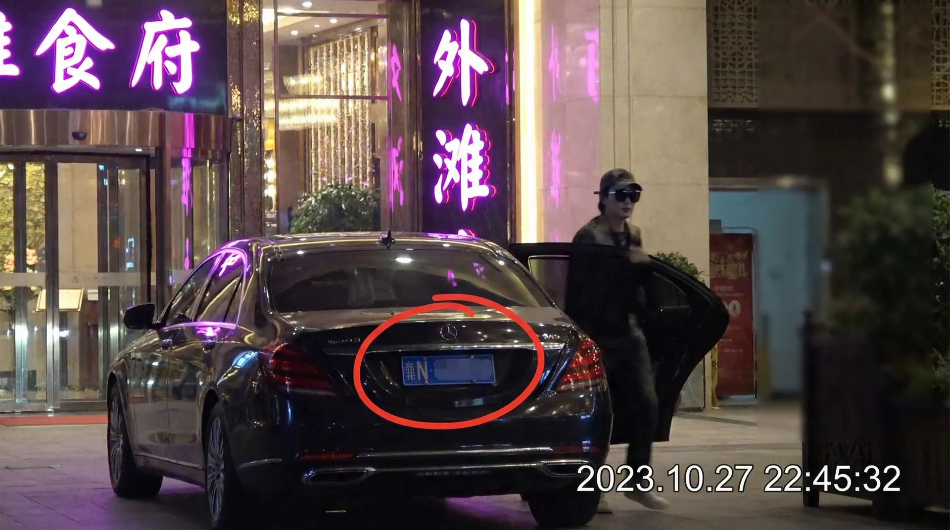 500彩票app - 豪车餐厅外被拍